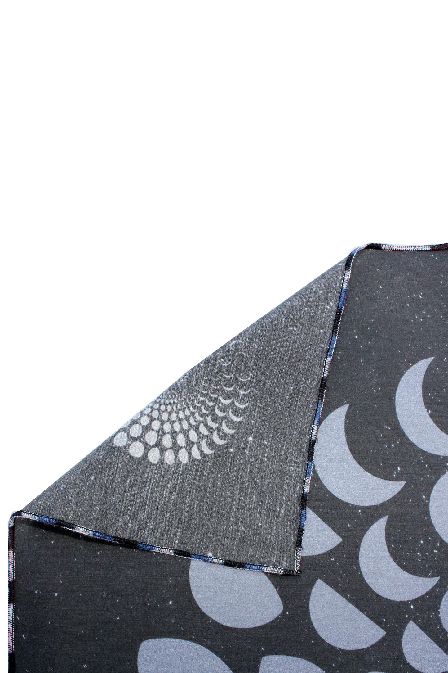 Schwarzes Designer Tuch mit Mond Pattern Print, Bio Seide, limitierte Edition Fashion Kollaboration, Lunar Circles 