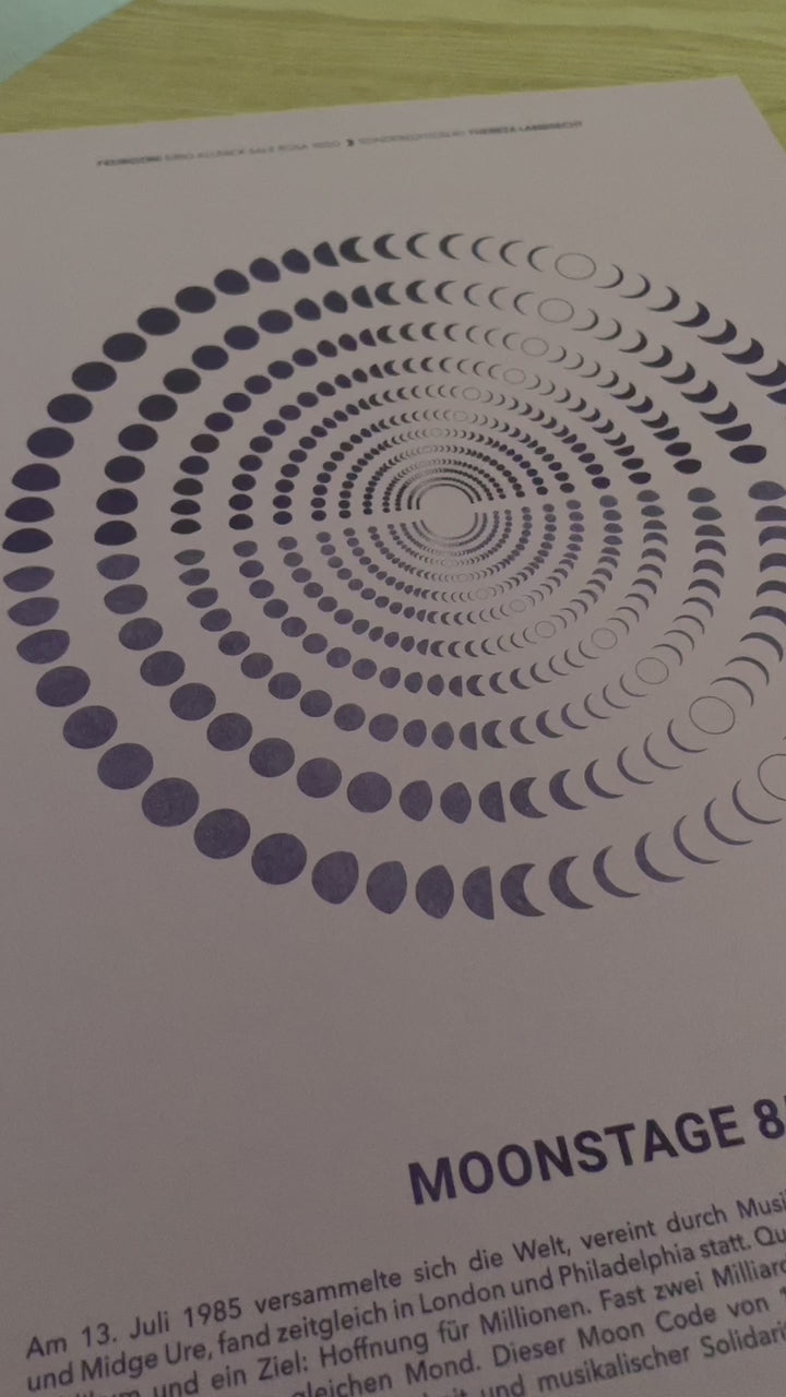 Moon Code Poster Live Aid 1985 limitierter Kunstdruck mit den Mondphasen des Jahres. Musikgeschichte und globale Einheit visuell dargestellt. A3 RISO-Druck.
