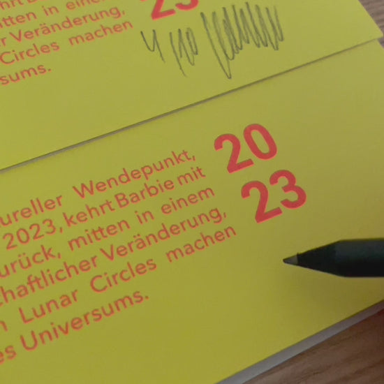 Limitierter Kunstdruck der Mondphasen von 1959 und 2023 auf Fedrigoni Papier. Inspiriert von der Erfindung der Barbie und dem Barbie Film mit Margot Robbie und Ryan Gosling. A3 Poster Design von Theresa Lambrecht. Handsigniert.