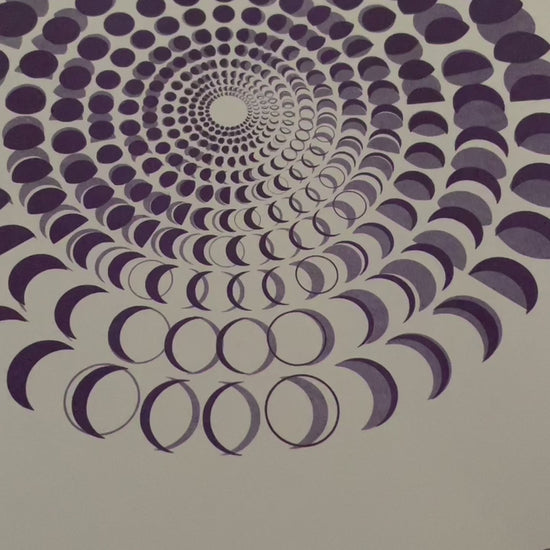 Moon Code Poster von Theresa Lambrecht inspiriert von David Bowies Space Oddity (1969) und Moonage Daydream (1972) · Mondphasen-Kunst auf Fedrigoni Special Paper · limitierte Edition für Musikfans, Designliebhaber:innen und Kunstsammler:innen · visuelles Muster kosmischer Rhythmen zwischen Popkultur, Mond und Fantasie