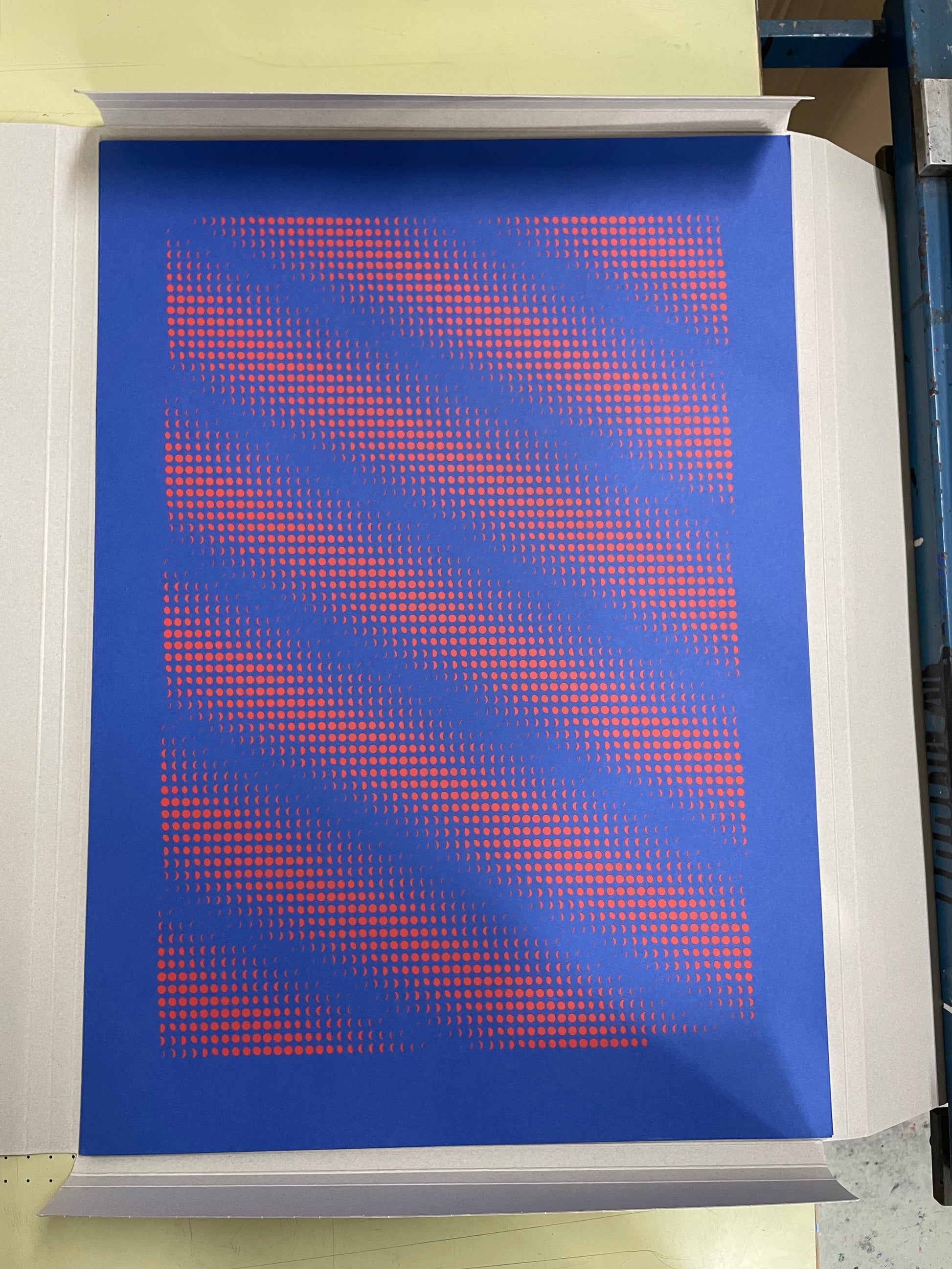 3650 Moons Limitierte Edition – Siebdruck Mondkunst von Theresa Lambrecht, kosmisches Muster in Blau-Rot auf 50x70 cm Papier.