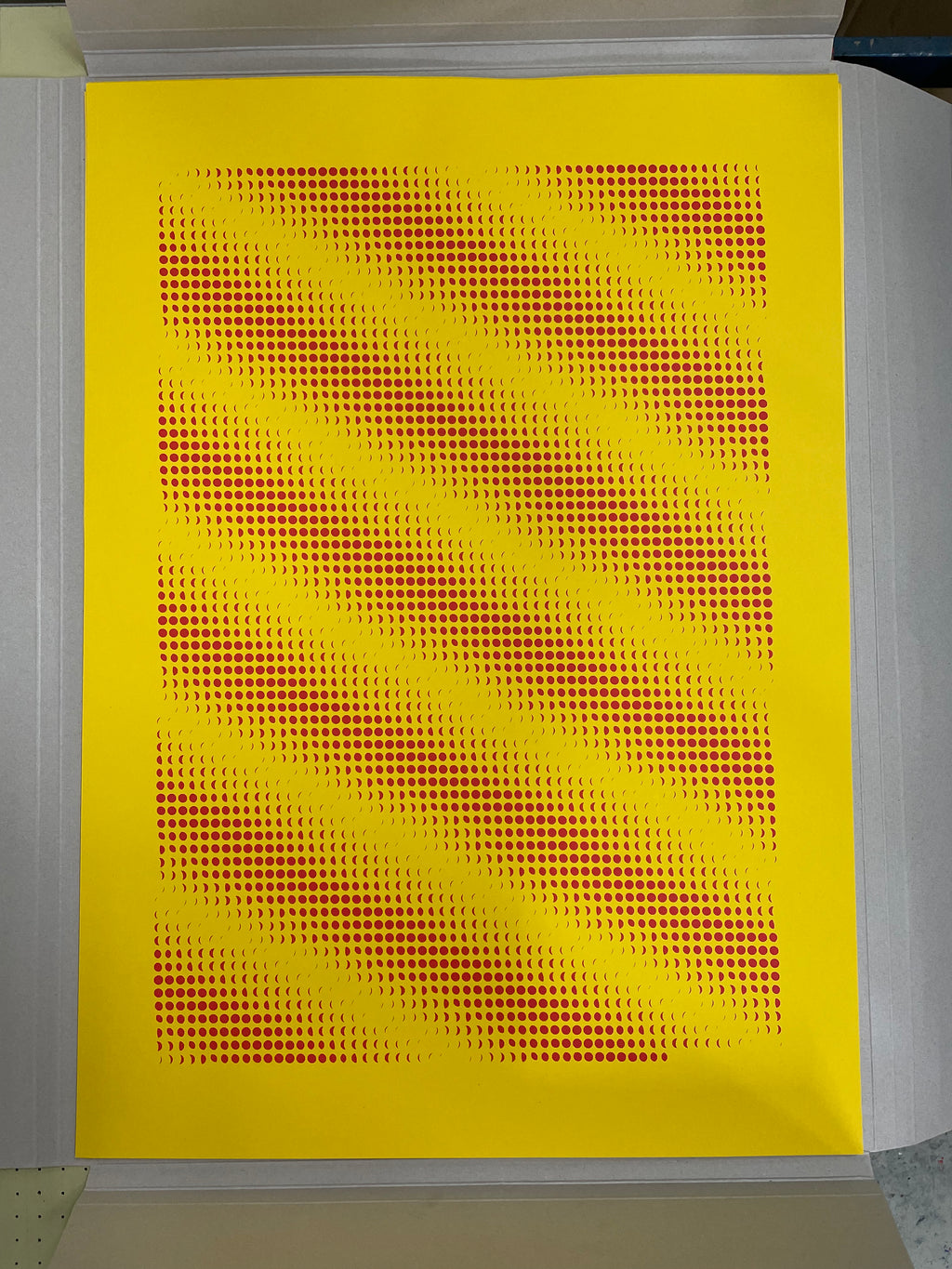 3650 Moons Limitierte Edition – Siebdruck Mondkunst in Gelb von Theresa Lambrecht, kosmisches Muster auf 50x70 cm Papier.