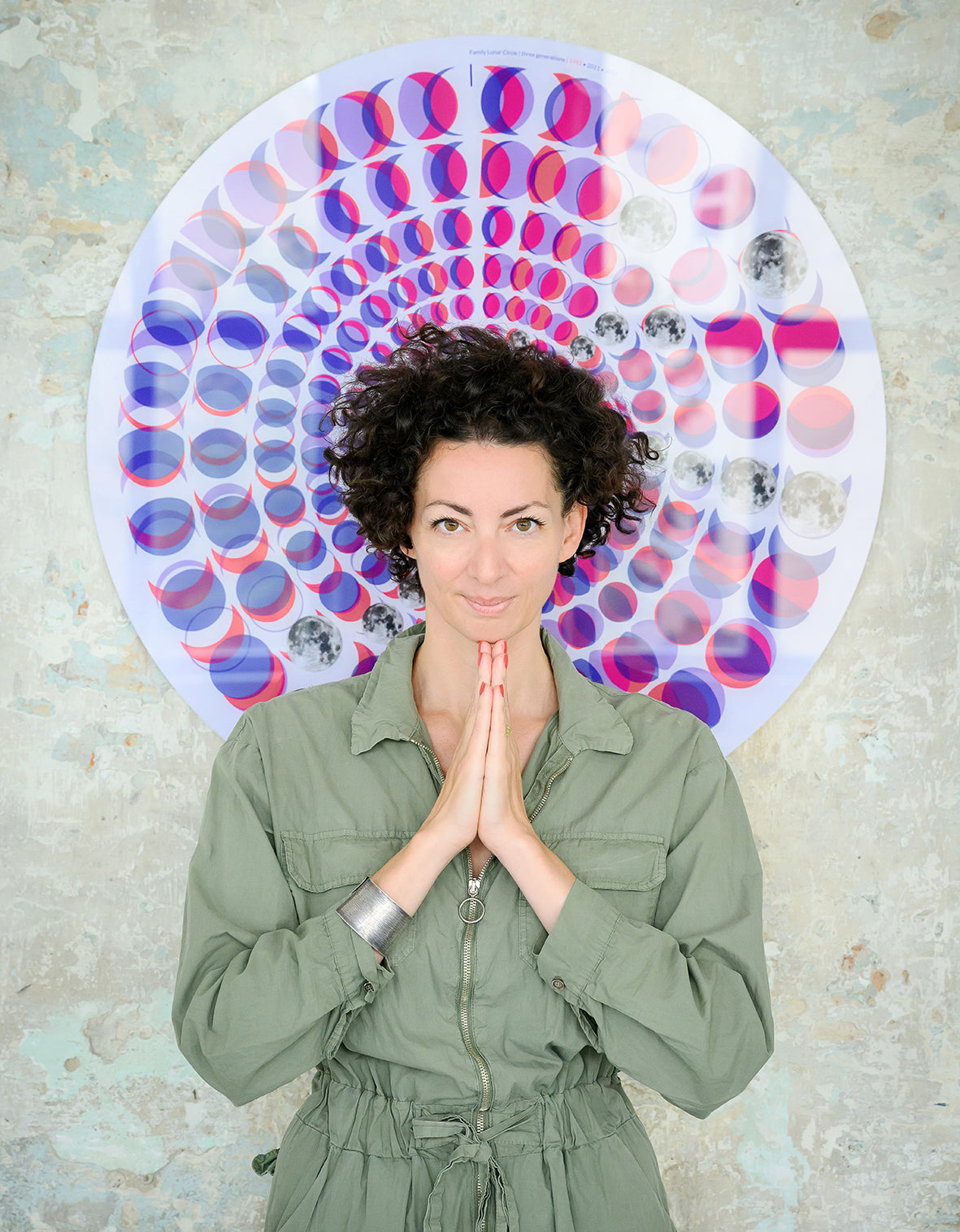 Theresa Lambrecht vor einer großformatigen Lunar Circle Mondscheibe – Moon Phase Art, exklusive Kunstwerke und limitierte Editionen aus Berlin. Individuelle Auftragsarbeit.